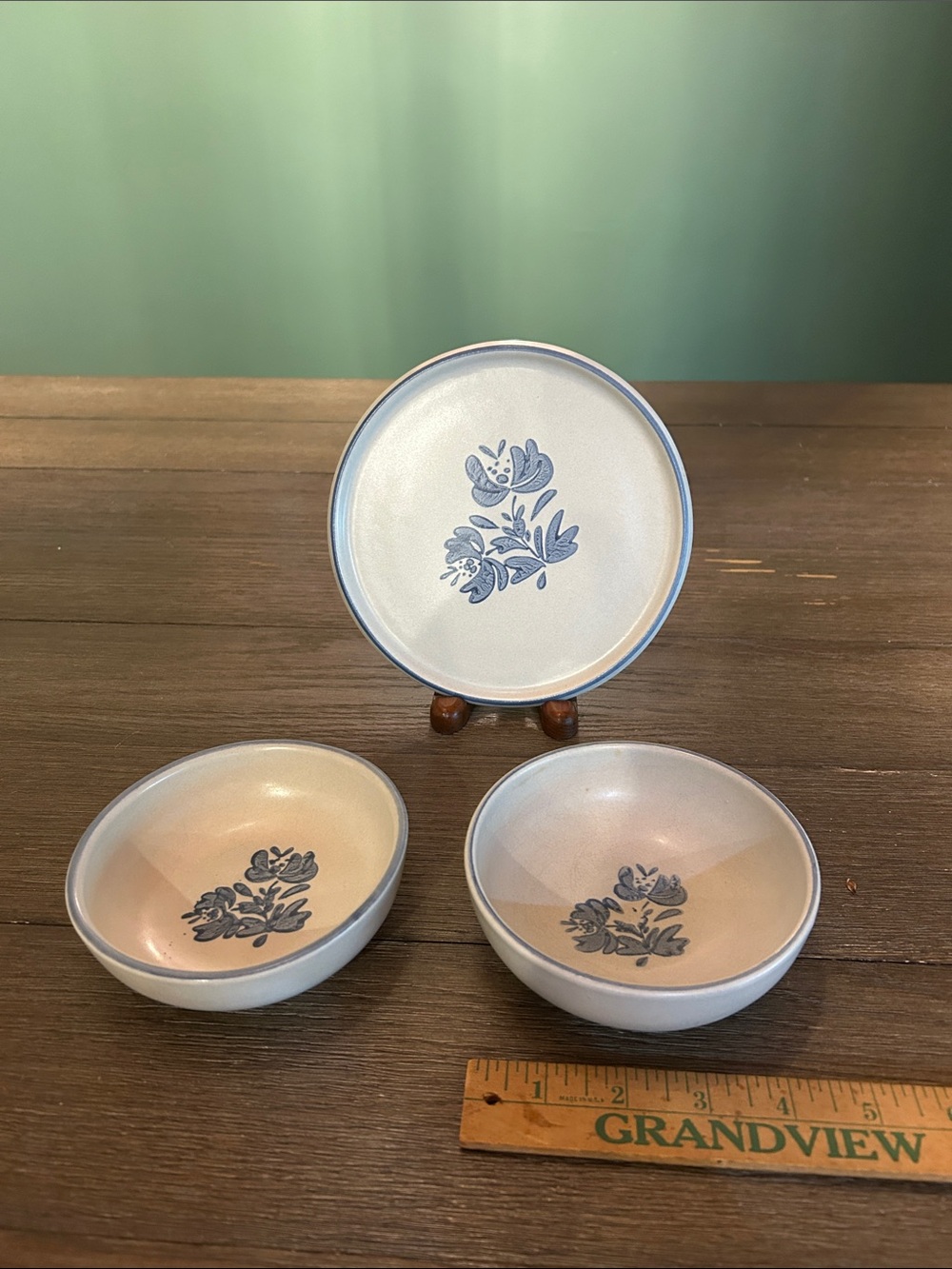 Vintage Pfaltzgraff Yorktowne 970 round trivet and two small bowls